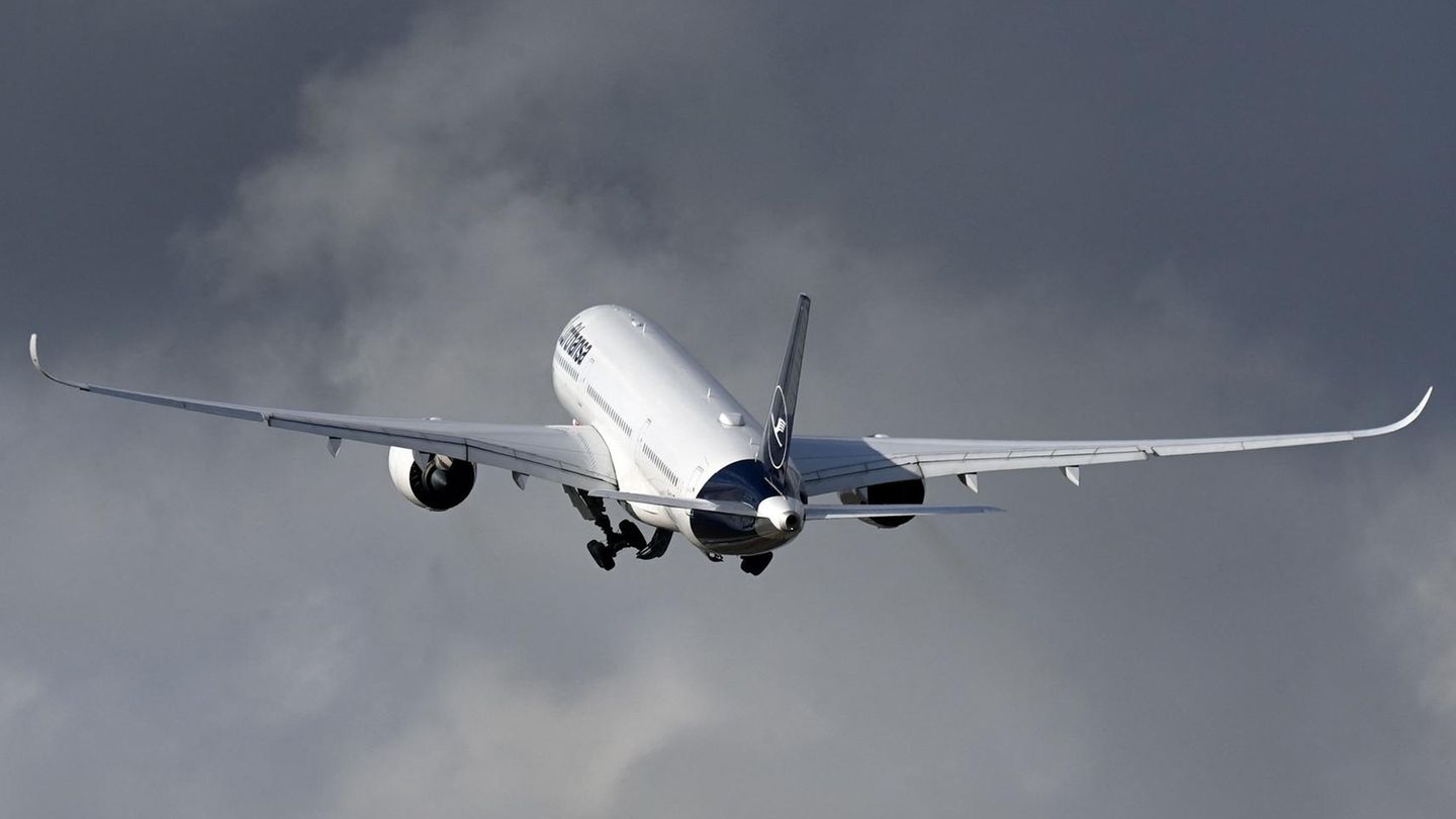 Eine Maschine der Lufthansa hebt ab