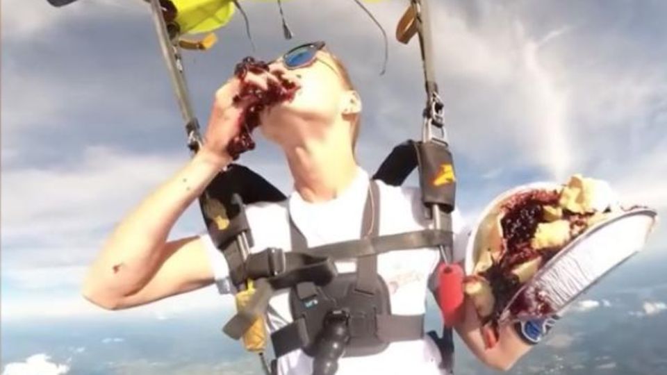 Curious recording: woman eats cake during a parachute jump