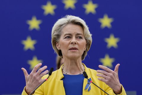Ursula von der Leyen (CDU), Präsidentin der Europäischen Kommission, gestikuliert,