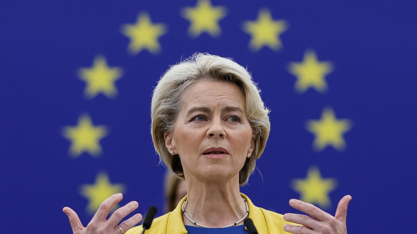 Ursula von der Leyen (CDU), Präsidentin der Europäischen Kommission, gestikuliert,