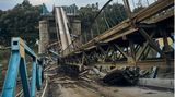 Zerstörte Brücke in Isjum
