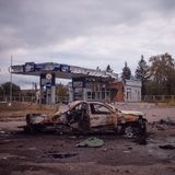 Zerstörte Tankstelle und Pkw in Balakliya