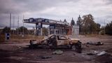 Zerstörte Tankstelle und Pkw in Balakliya