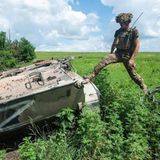 Ukrainischer Soldat auf russischen Panzer