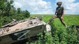 Ukrainischer Soldat auf russischen Panzer