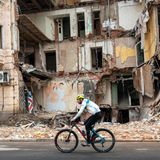 Ein Mountain-Biker trainiert schon wieder vor Nachkriegskulisse in Charkiw.