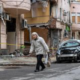 Frau in Straßen von Charkiw