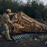 Granaten versteckt unter einem Teppich