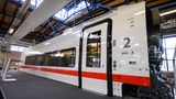 ... aber im Bahnwerk Grunewald wurde jetzt ein Wagen des neuen ICE-Modells vorgestellt