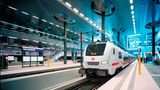 Der neue ICE L des  spanischen Herstellers Talgo. Bei diesem Motiv im Berliner Hauptbahnhof handelt es sich um ein Rendering...