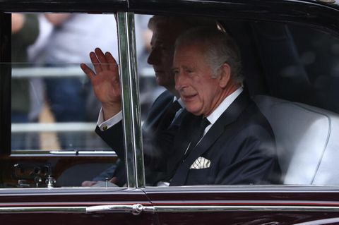 King Charles im Auto auf dem Weg zum Buckingham Palace