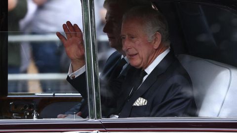 King Charles im Auto auf dem Weg zum Buckingham Palace