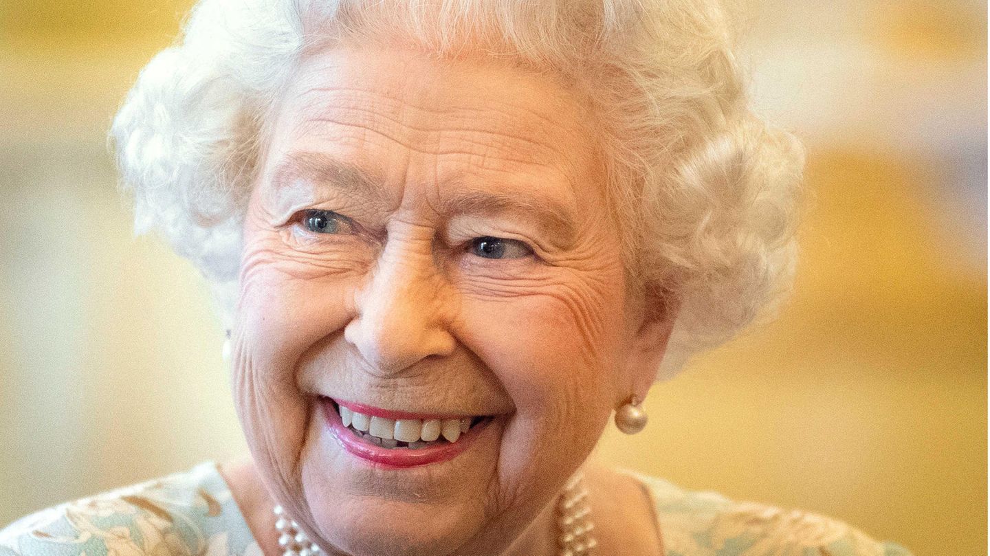 Eine Frau hält eine englische Fahne