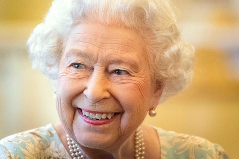 Eine Frau hält eine englische Fahne