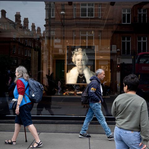 In einem Schaufenster in London ist anlässlich ihres Todes ein Porträt der Queen ausgestellt