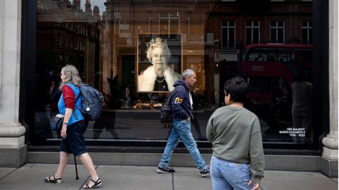 In einem Schaufenster in London ist anlässlich ihres Todes ein Porträt der Queen ausgestellt
