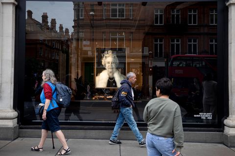 In einem Schaufenster in London ist anlässlich ihres Todes ein Porträt der Queen ausgestellt