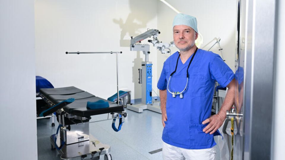 Urologe Marc Armbruster in seiner Praxis in Baden-Württemberg