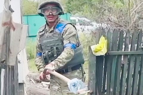 Ukraine nahe der russischen Grenze: Soldaten räumen Minen (Video)
