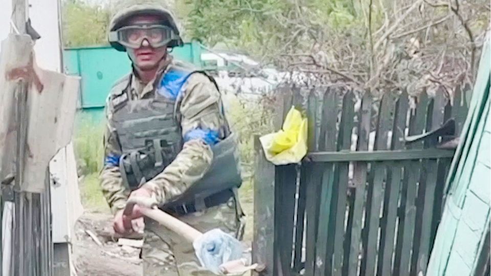 Ukraine nahe der russischen Grenze: Soldaten räumen Minen (Video)