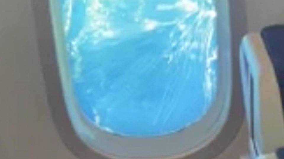 Flugzeug-Fenster platzt plötzlich während eines Fluges