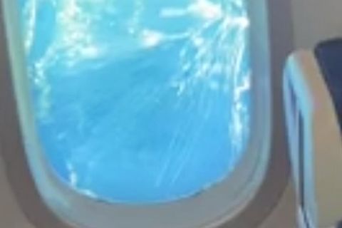 Flugzeug-Fenster platzt plötzlich während eines Fluges