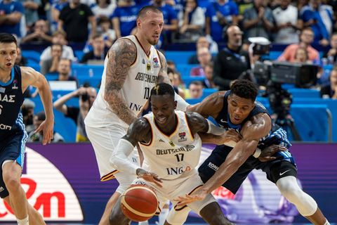 Deutschlands # 17 Dennis Schröder und Center Daniel Theis im Einsatz gegen den Superstar aus Griechenland Giannis Antetokounmpo