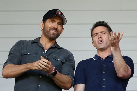 Schauspieler Ryan Reynolds und Rob McElhenney gemeinsam auf der Tribüne bei einem Fußballspiel