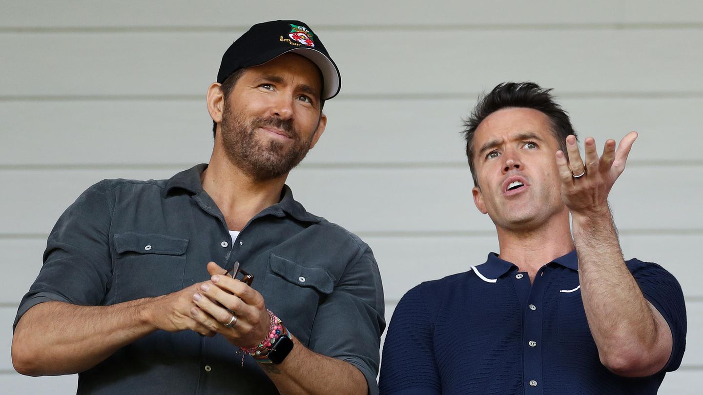 Schauspieler Ryan Reynolds und Rob McElhenney gemeinsam auf der Tribüne bei einem Fußballspiel