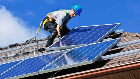 Dachdecker sind bei der Installation von Solaranlagen gefragt