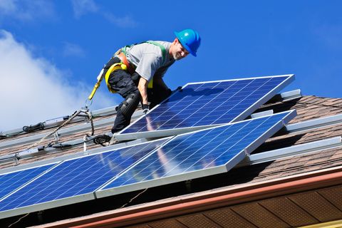 Dachdecker sind bei der Installation von Solaranlagen gefragt