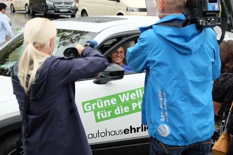 Eine Pflegekraft sitzt in einem neuen Dienstwagen