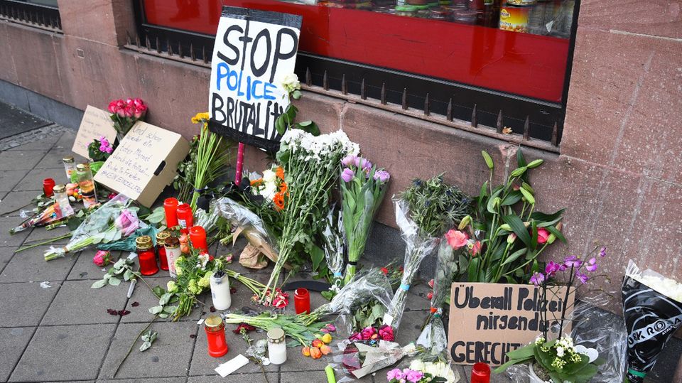 Blumen, Kerzen und Schilder an dem Ort, an dem am 02.05.2022 ein Mann nach einer Polizeikontrolle gestorben ist