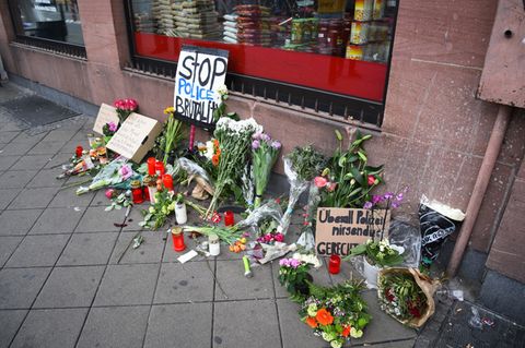 Blumen, Kerzen und Schilder an dem Ort, an dem am 02.05.2022 ein Mann nach einer Polizeikontrolle gestorben ist