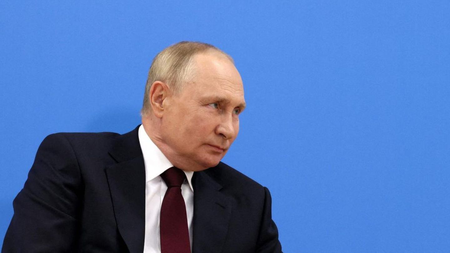 Wladimir Putin vor blauer Wand