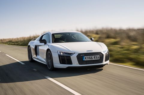 Ein Audi R8 fährt auf einer Straße