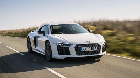 Ein Audi R8 fährt auf einer Straße