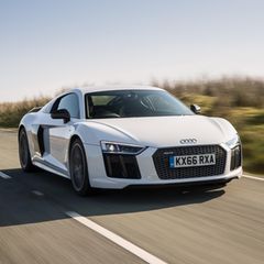 Ein Audi R8 fährt auf einer Straße