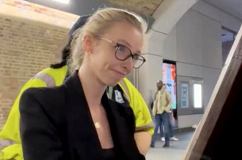 Würdigung der Queen: Security-Frau begeistert mit Opern-Auftritt in U-Bahn