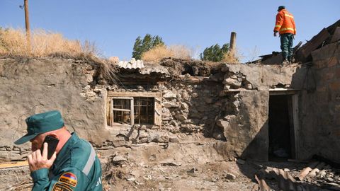 Ein durch Beschuss zerstörtes Haus in der armenischen Stadt Vardenis
