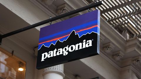 Das Logo von Patagonia, ein Schriftzug vor Bergsilhouette, hängt vor einem Laden
