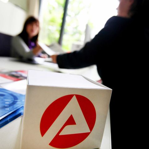 Kundenberatung in der Bundesagentur für Arbeit: Das Hartz-IV-System soll zum 1. Januar durch ein Bürgergeld abgelöst werden.
