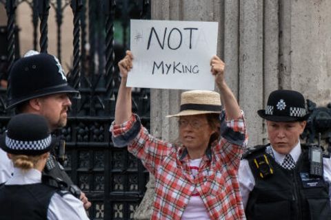Werden bei Trauer um Queen Elizabeth II. Monarchie-Kritiker mundtot gemacht?