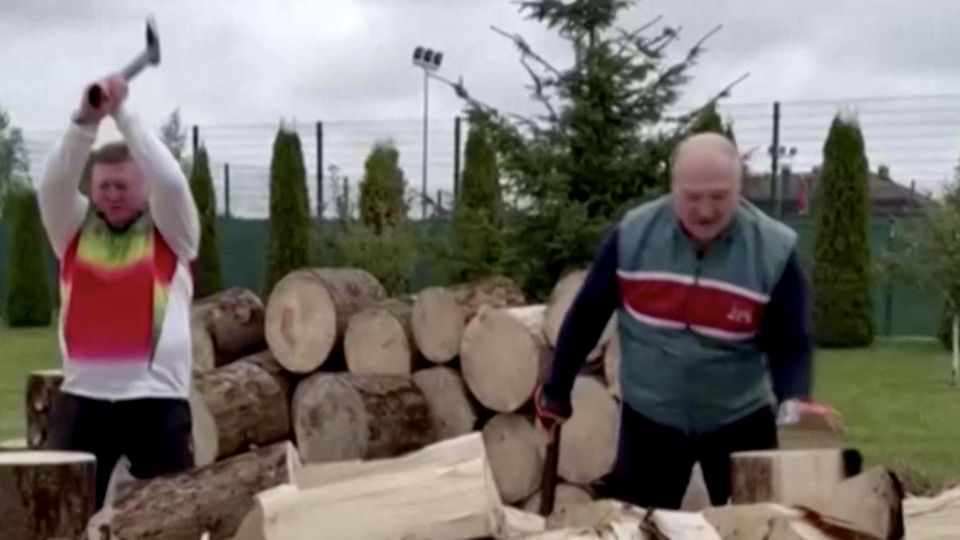 Russland: Lukaschenko lästert beim Holzfällen über Europas Energiesorgen