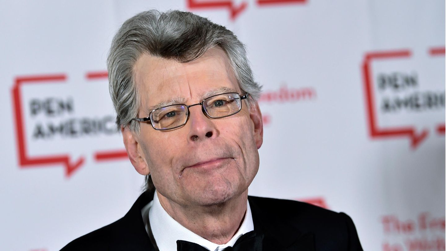 Author Stephen King wears glasses and a bow tie in this picture