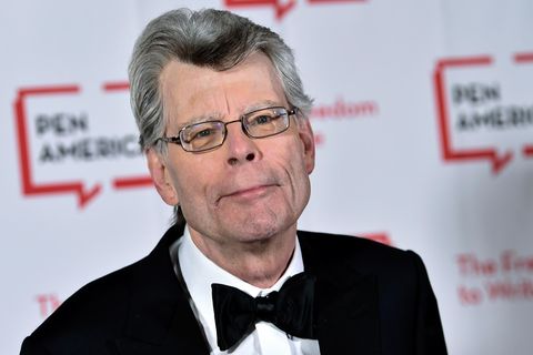 Der Autor Stephen King trägt auf diesem Bild Brille und Fliege