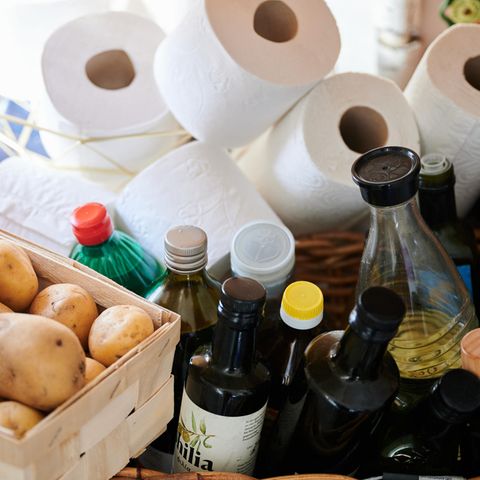 Notvorräte bei Stromausfall wie Kartoffeln, mehrere Flaschen und Klopapier liegen nebeneinander