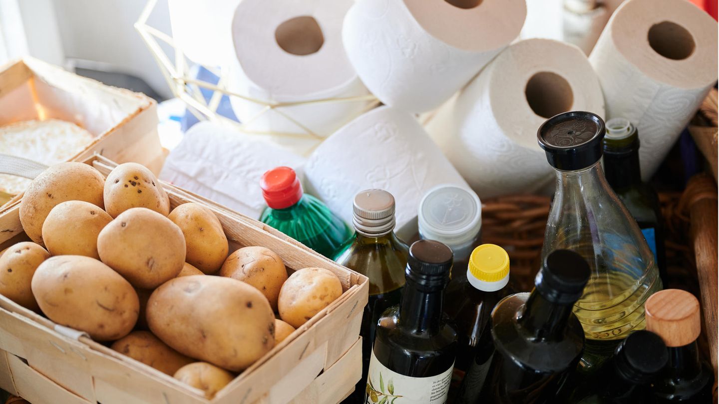 Notvorräte bei Stromausfall wie Kartoffeln, mehrere Flaschen und Klopapier liegen nebeneinander