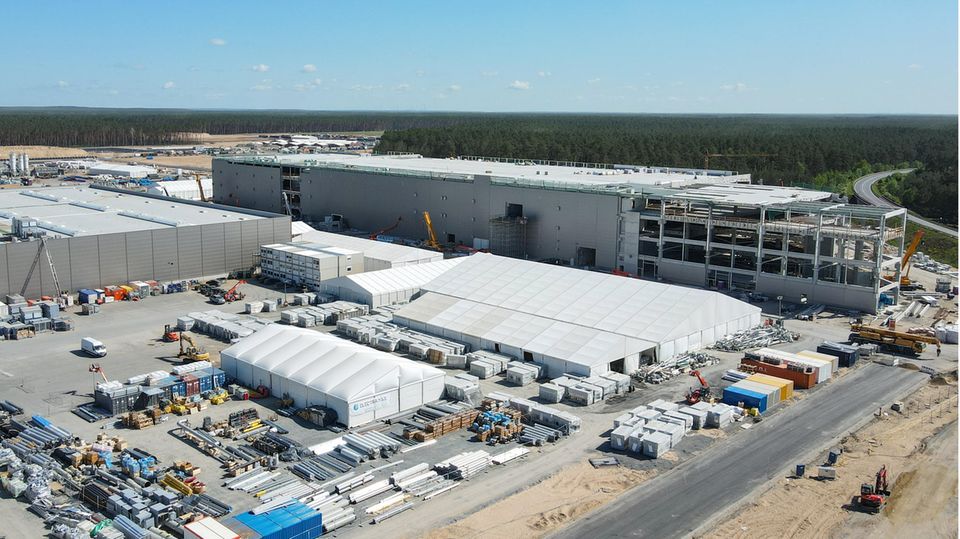 Der Rohbau der Batteriefabrik der Tesla Fabrik Berlin Brandenburg