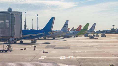 Mehrere Flugzeuge stehen an einem Flughafen in Frankreich nebeneinander